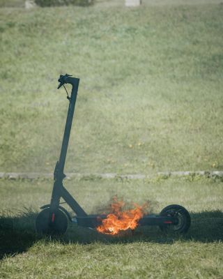 🔥 Když chytne elektrokoloběžka, jde o vteřiny. Lithium-iontové baterky hoří extrémně rychle, vypouští toxický kouř a...
